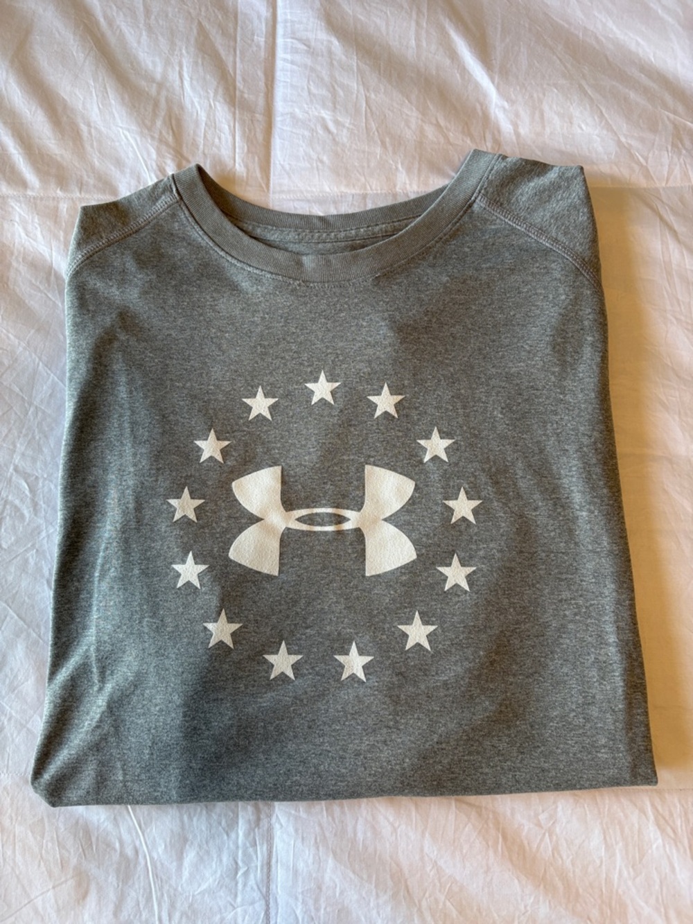 Under Armour Loose Fit HeatGear Shirt 2XL Gray White Star Graphic Gym Tee